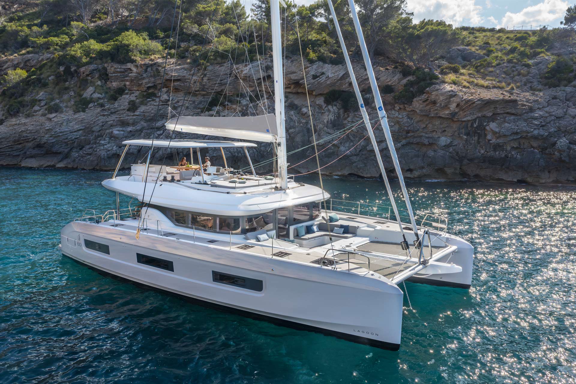 Lagoon 60 на якорі біля узбережжя